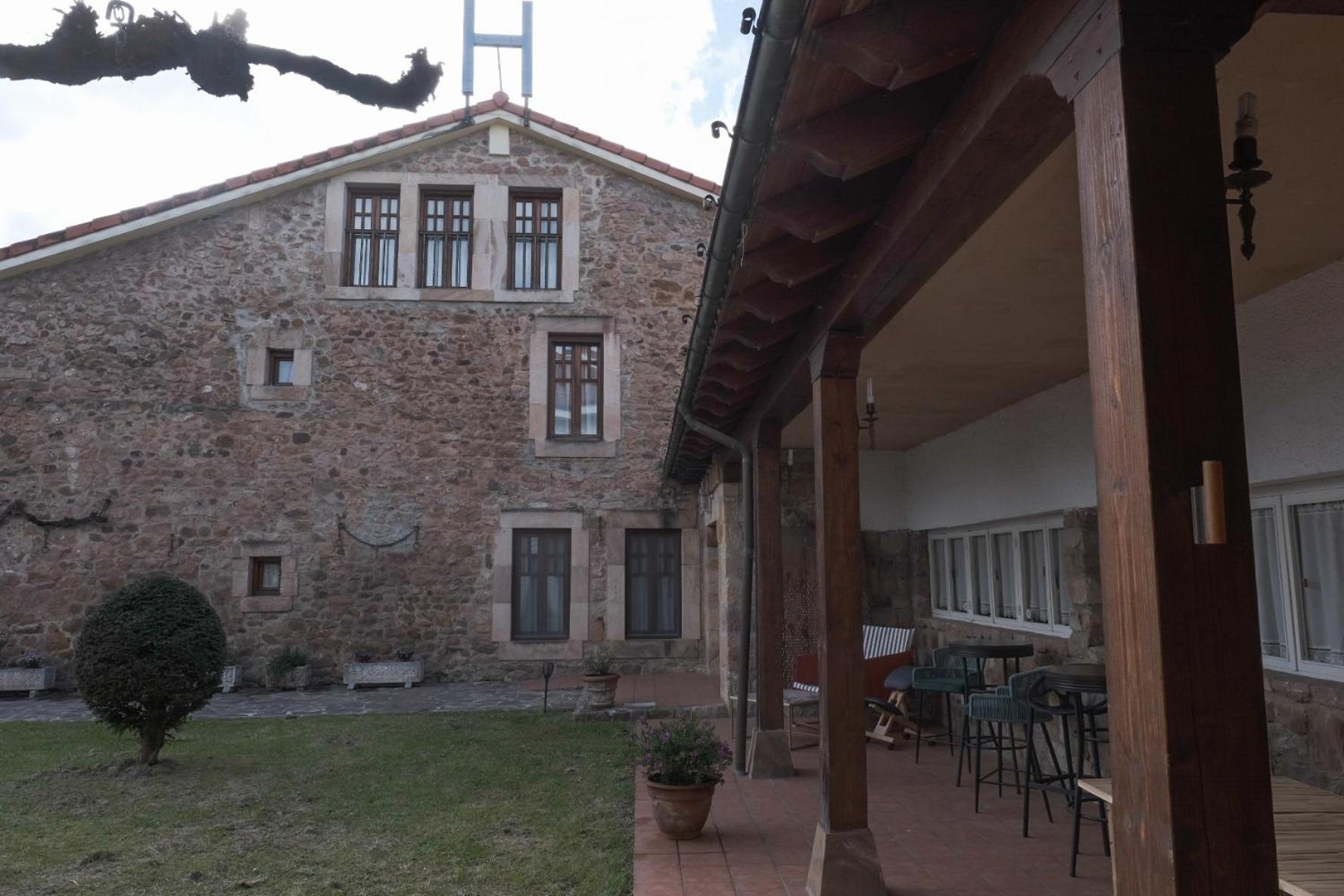 Posada La Estela De Barros Corrales De Buelna Экстерьер фото