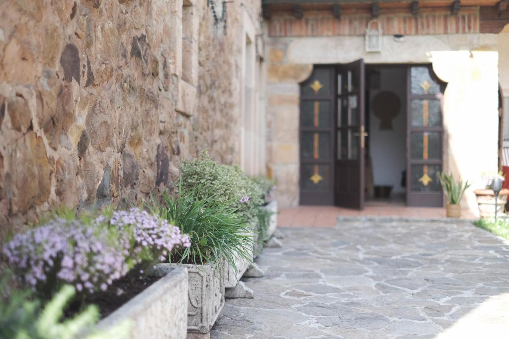 Posada La Estela De Barros Corrales De Buelna Экстерьер фото